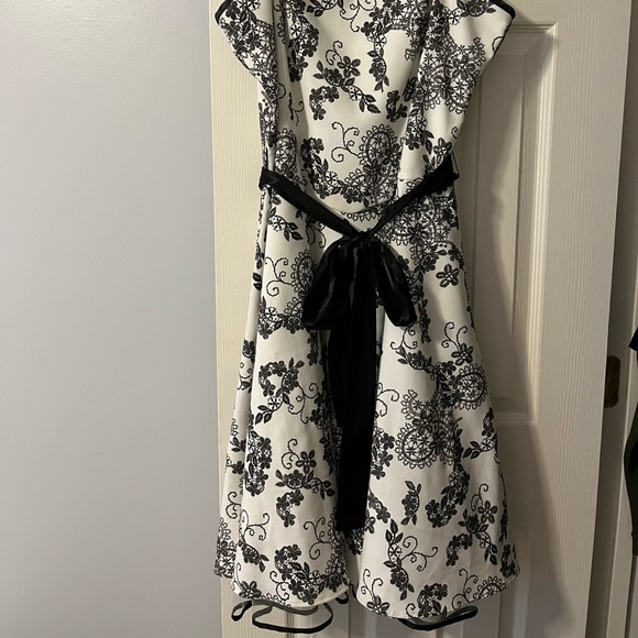 Woman’s dress - Picture 4 of 4